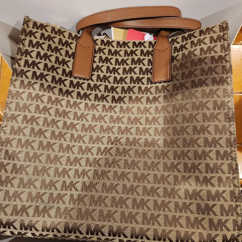 Michael Kors women's tote - Picture 3 of 7